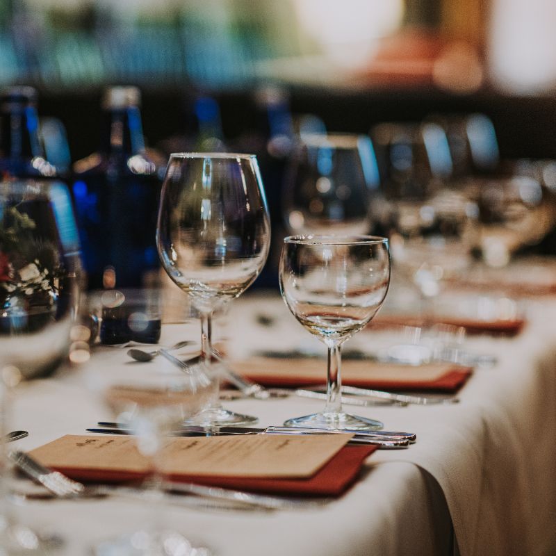Table dressée pour une dégustation privée au domaine